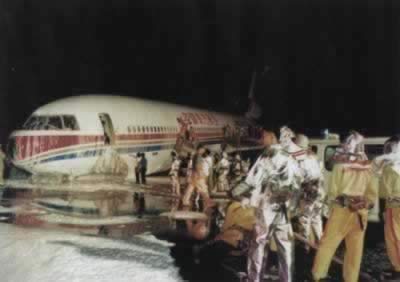 我国民航史上首例大型客机迫降成功(todayonhistory.com)