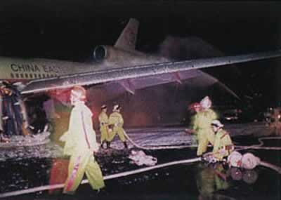 我国民航史上首例大型客机迫降成功(todayonhistory.com)