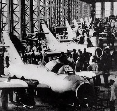 中国成功试制新型喷气式飞机(todayonhistory.com)