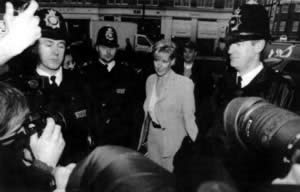 英爱德华王子与平民索菲举行世纪婚礼(todayonhistory.com)
