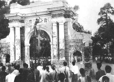 中共中央发出《关于高等院校下放问题的通知》(todayonhistory.com)