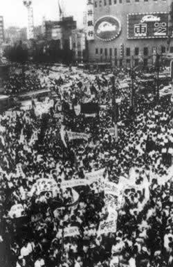 日本首相岸信介下台(todayonhistory.com)