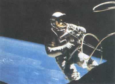 美国人怀特创造太空行走时间纪录(todayonhistory.com)