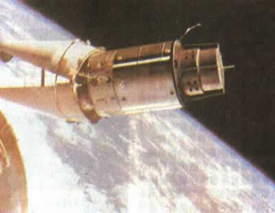 无人宇宙飞船拍下月球表面照片(Todayonhistory.com)