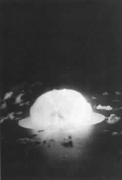 第一颗氢弹爆炸试验成功(todayonhistory.com)