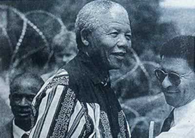 曼德拉在宣誓就任南非总统(todayonhistory.com)