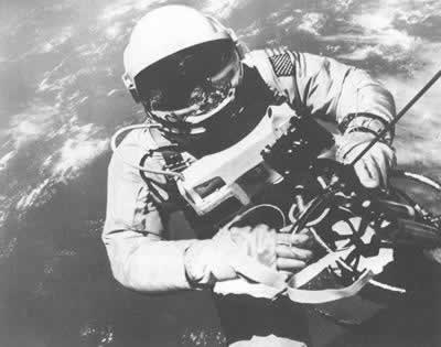 美国人怀特创造太空行走时间纪录(todayonhistory.com)